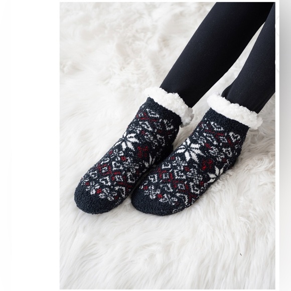 MUK LUKS 2pairs warm & cozy faux fur red &‎ black print Ankle Height Cabin socks - Picture 5 of 10